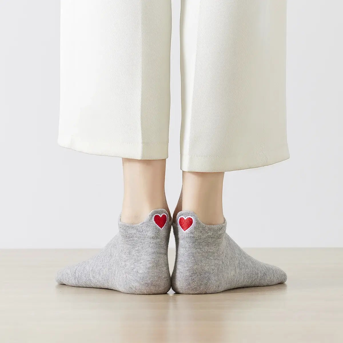 Chaussettes grises en coton à languette cœur rouge pour femme | Chaussettes douces et respirantes | Fabriquées à partir de matériaux de haute qualité | Un cadeau parfait pour les femmes de tous âges