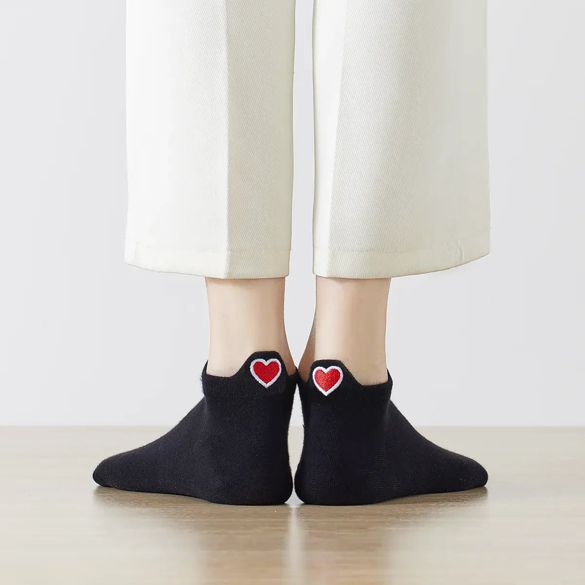 Chaussettes noir en coton à languette cœur rouge pour femme | Chaussettes douces et respirantes | Fabriquées à partir de matériaux de haute qualité | Un cadeau parfait pour les femmes de tous âges