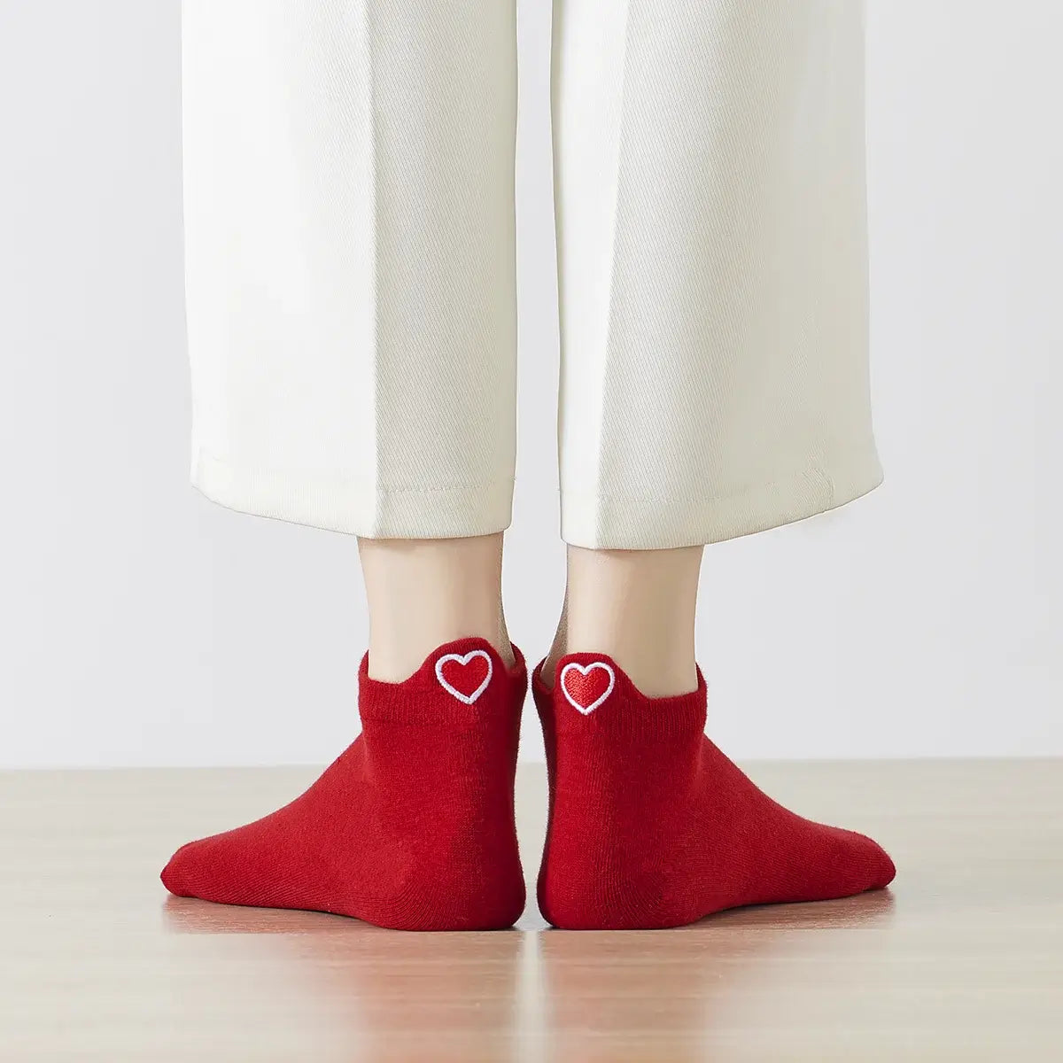 Chaussettes rouge en coton à languette cœur rouge pour femme | Chaussettes douces et respirantes | Fabriquées à partir de matériaux de haute qualité | Un cadeau parfait pour les femmes de tous âges