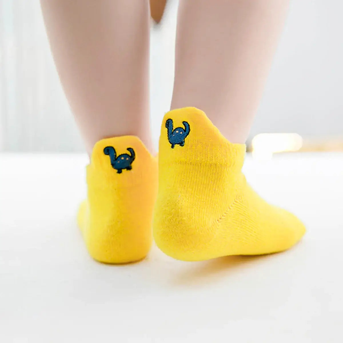 Chaussettes jaune en coton à motif dinosaure pour enfants | Chaussettes confortables et douces | Disponibles en différentes tailles et couleurs | Un cadeau idéal pour les enfants de tous âges