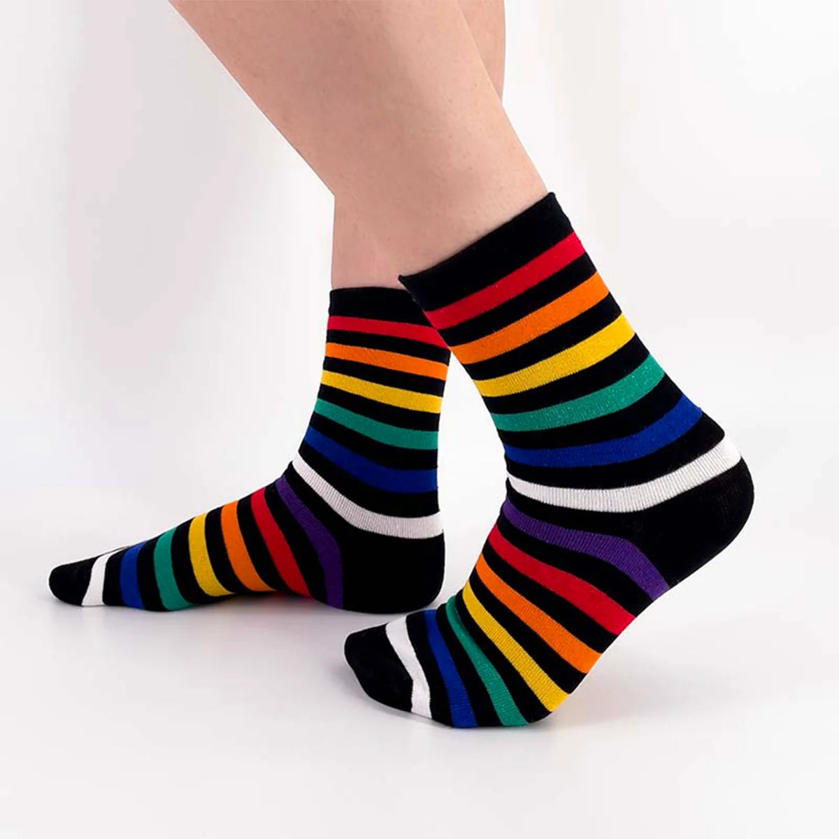 Chaussettes noires adultes en coton représentant des lignes multicolores | Chaussettes douces et respirantes | Un excellent choix pour les adultes qui aiment les chaussettes colorées