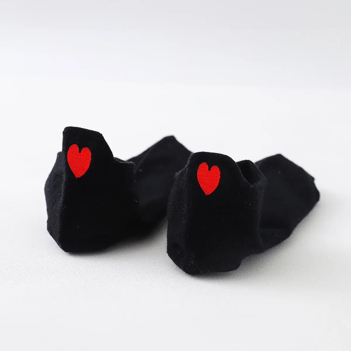Chaussettes noir en coton à languette cœur rouge pour femme | Chaussettes douces et respirantes | Fabriquées à partir de matériaux de haute qualité | Un cadeau parfait pour les femmes de tous âges