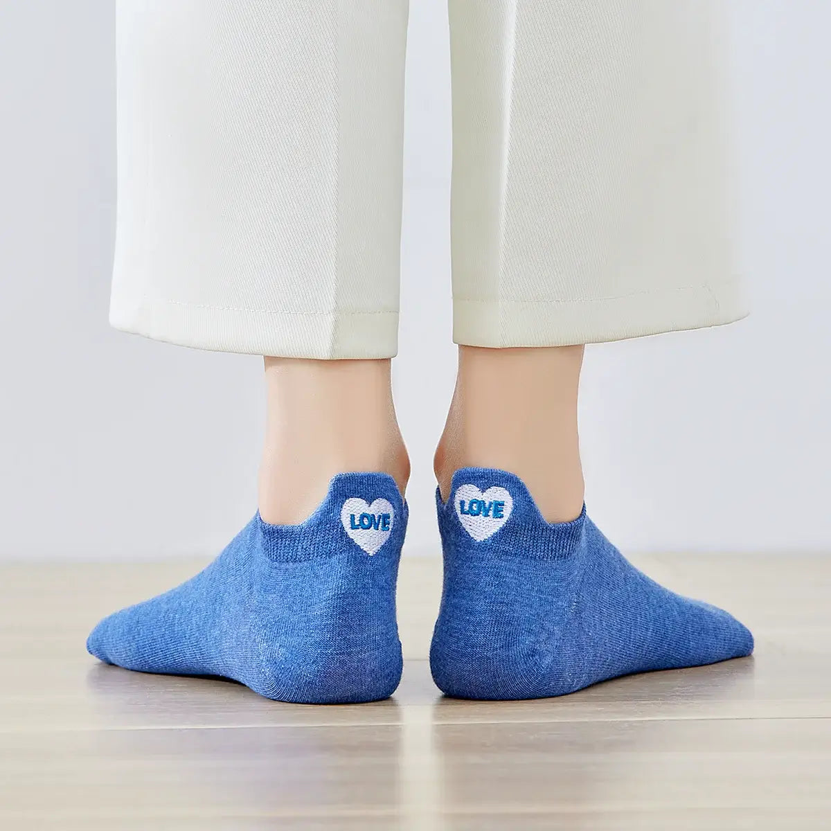 Chaussettes bleu en coton à languette cœur love pour femme | Chaussettes douces et respirantes | Un cadeau parfait pour les femmes de tous âges | Disponibles à un prix abordable.