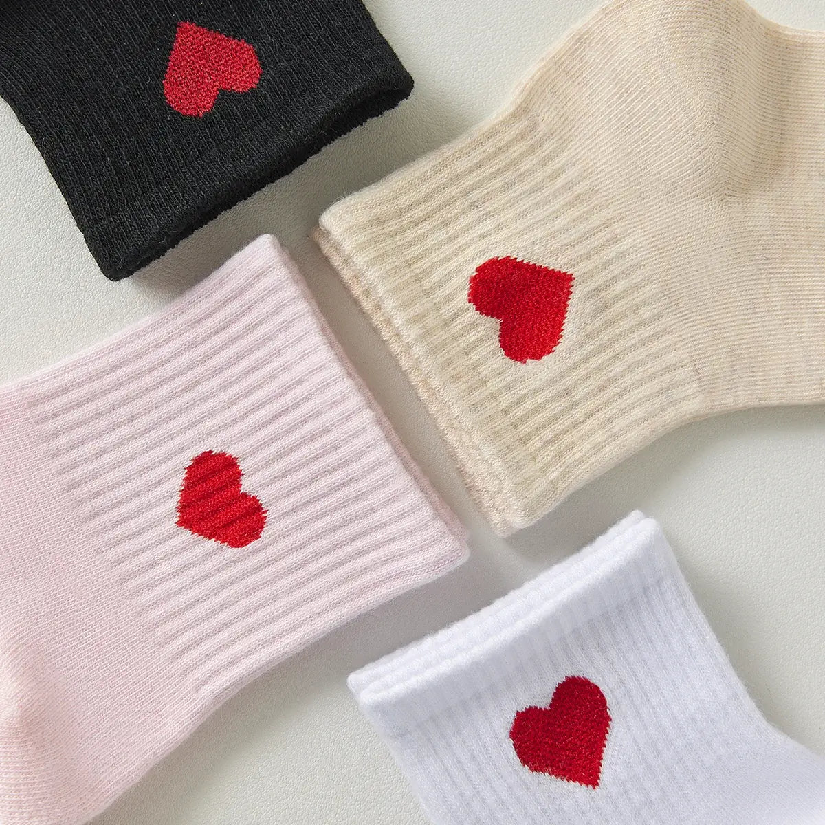 Lot zoomé chaussettes longues adultes en coton avec un cœur rose sur le côté | Chaussettes abordables et de haute qualité | Un excellent choix pour les adultes qui aiment les cœurs |