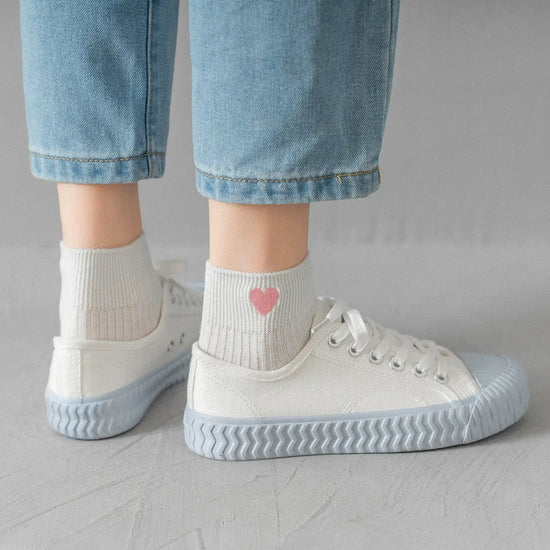 Chaussettes blanches en coton à motif cœur rouge pour femme | Chaussettes élégantes et confortables | Un cadeau parfait pour les femmes | Disponibles en plusieurs couleurs.