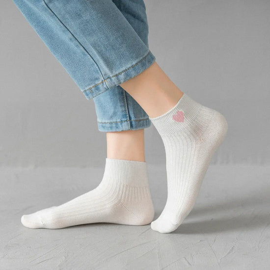 Chaussettes blanches en coton à motif cœur rouge pour femme | Chaussettes élégantes et confortables | Un cadeau parfait pour les femmes | Disponibles en plusieurs couleurs.
