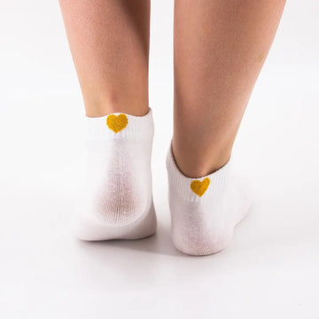 Socquettes blanches adultes en coton avec un cœur doré sur l'arrière de la chaussette | Chaussettes douces et respirantes | Un excellent choix pour les adultes qui aiment les cœurs et le doré |