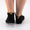 Socquettes noires adultes en coton avec un cœur doré sur l'arrière de la chaussette | Chaussettes douces et respirantes | Un excellent choix pour les adultes qui aiment les cœurs et le doré |