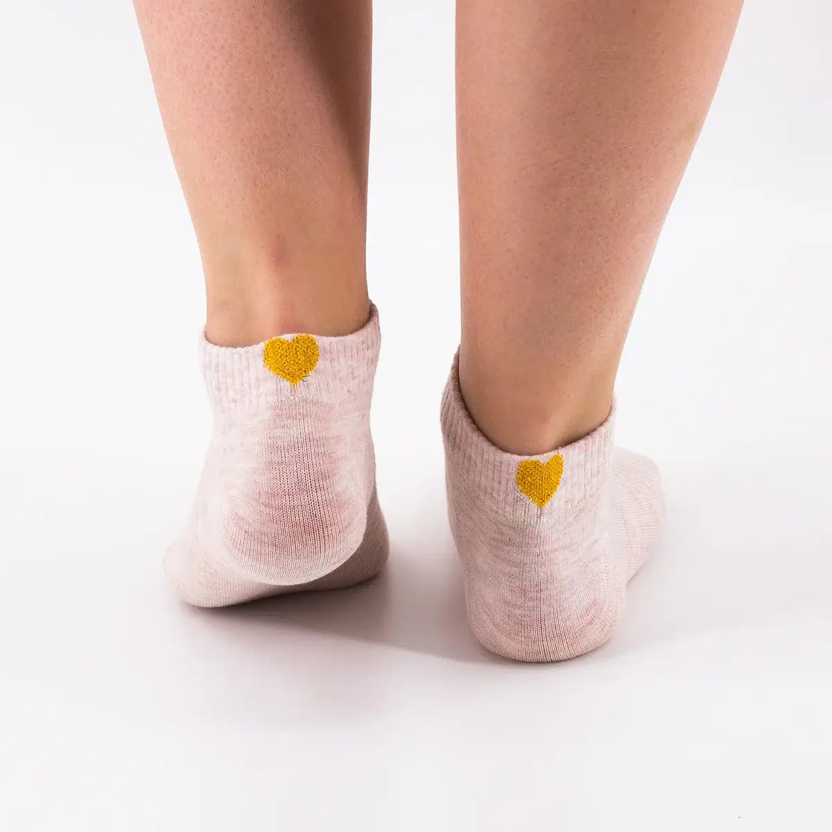 Socquettes roses adultes en coton avec un cœur doré sur l'arrière de la chaussette | Chaussettes douces et respirantes | Un excellent choix pour les adultes qui aiment les cœurs et le doré |