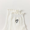 Chaussettes ajourées cœur et feston femme, douces et stretch avec petit cœur brodé. Taille unique 35-41, disponibles en blanc et noir.