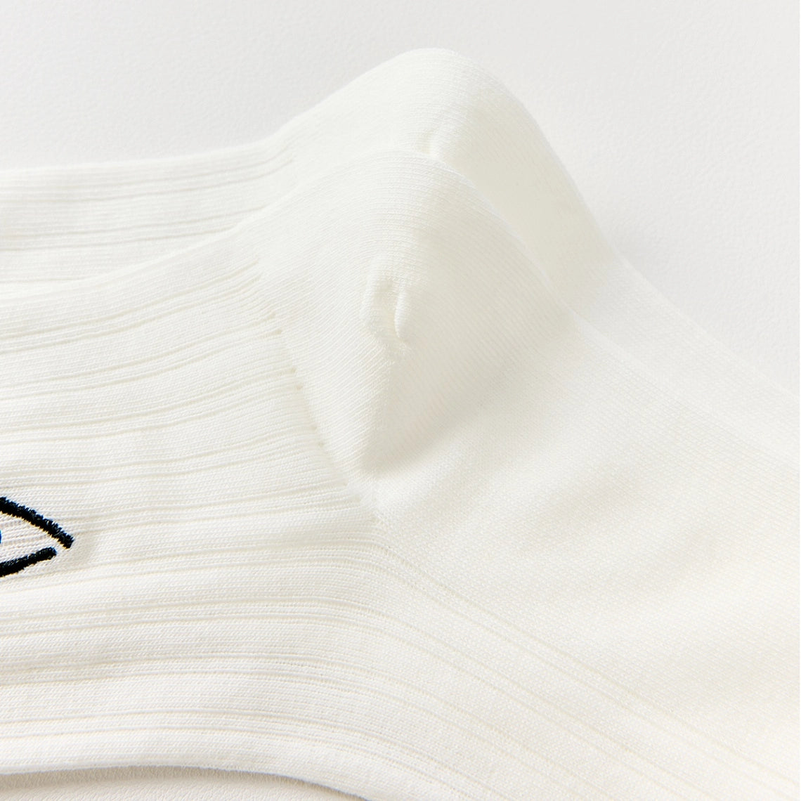 Chaussettes ajourées cœur et feston femme, douces et stretch avec petit cœur brodé. Taille unique 35-41, disponibles en blanc et noir.