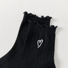 Chaussettes ajourées cœur et feston femme, douces et stretch avec petit cœur brodé. Taille unique 35-41, disponibles en blanc et noir.