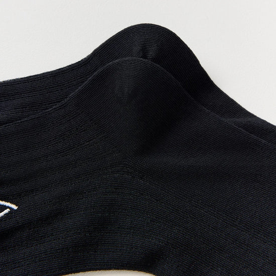 Chaussettes ajourées cœur et feston femme, douces et stretch avec petit cœur brodé. Taille unique 35-41, disponibles en blanc et noir.