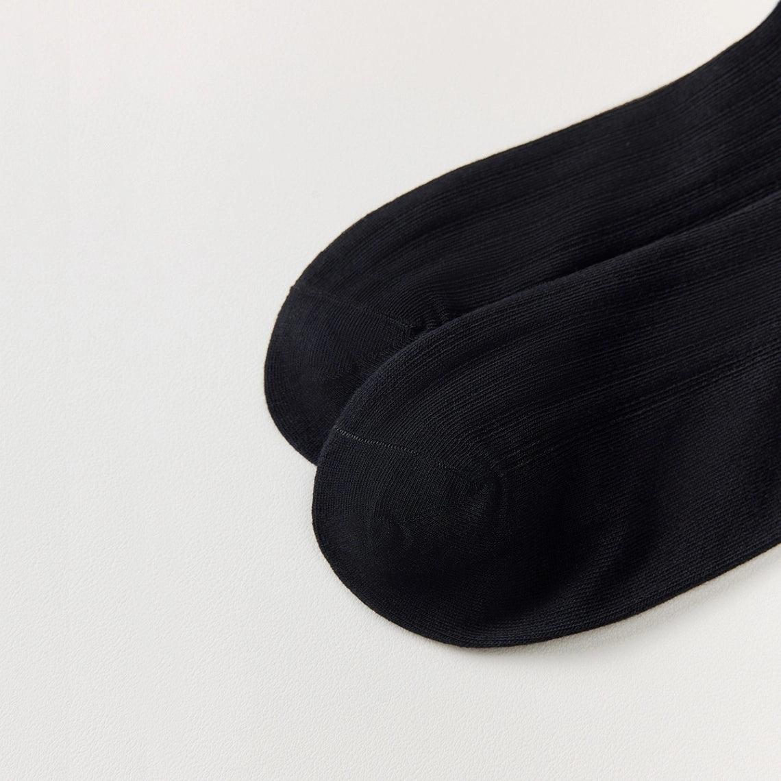 Chaussettes ajourées cœur et feston femme, douces et stretch avec petit cœur brodé. Taille unique 35-41, disponibles en blanc et noir.
