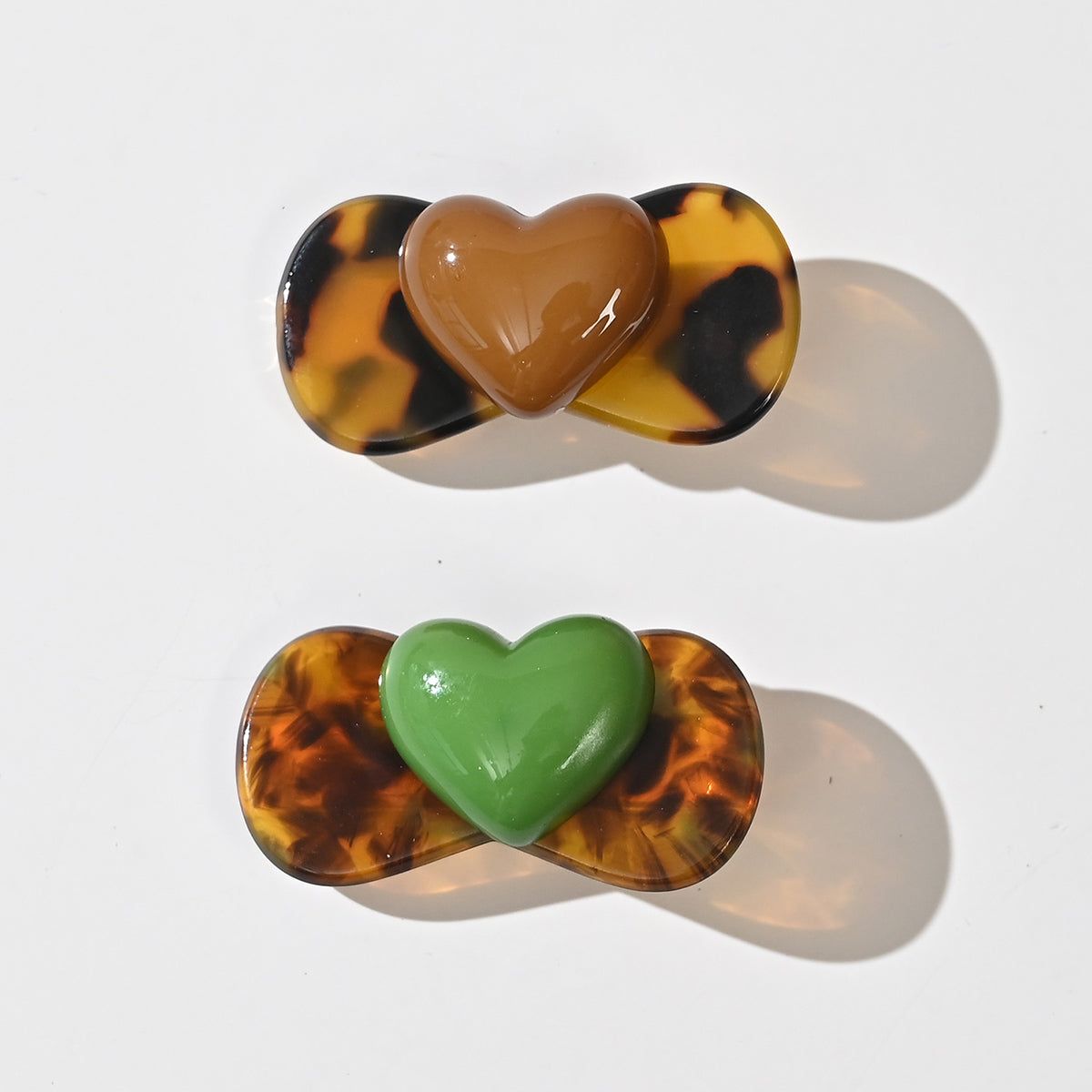 Lot de 2 barrettes nœud cœur avec pince croco de 4 cm. Deux assortiments au choix, accessoire cheveux tendance, idéal à offrir ou à s'offrir.