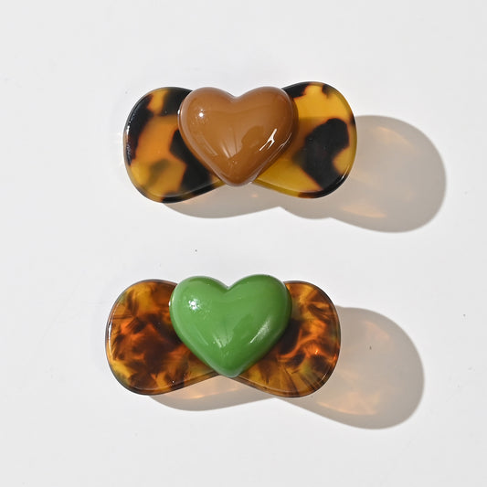 Lot de 2 barrettes nœud cœur avec pince croco de 4 cm. Deux assortiments au choix, accessoire cheveux tendance, idéal à offrir ou à s'offrir.