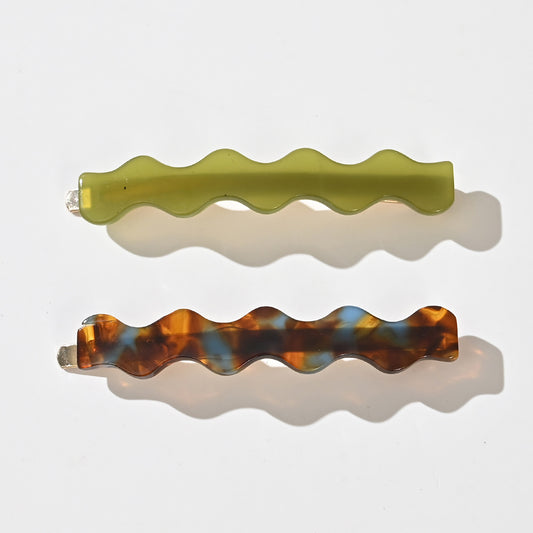 Lot de 2 barrettes vague avec pince plate de 6 cm. Accessoires cheveux élégants et tendance pour maintenir vos coiffures avec style au quotidien.