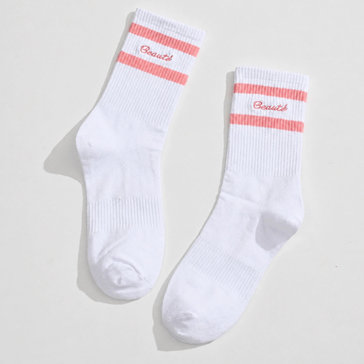 Chaussettes blanches, 2 bandes contrastées rose, broderie Beauté
Chaussettes montante esprit sport