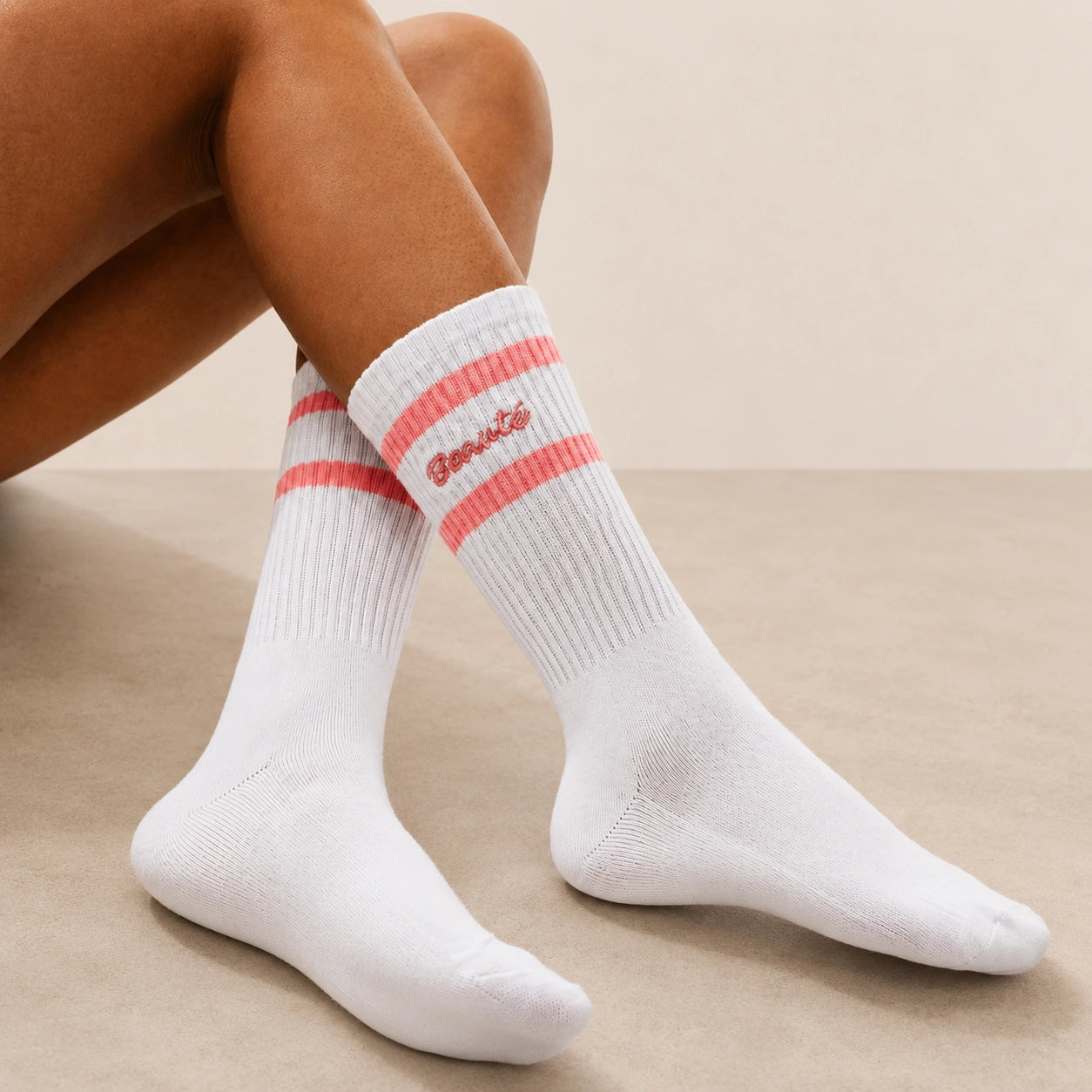 Chaussettes blanches, 2 bandes contrastées rose, broderie Beauté
Chaussettes montante esprit sport