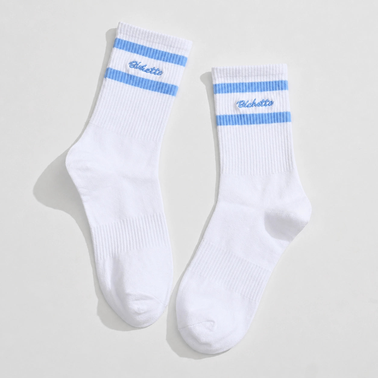 Chaussettes blanches, 2 bandes contrastées bleu ciel, broderie Bichette
Chaussettes montante esprit sport