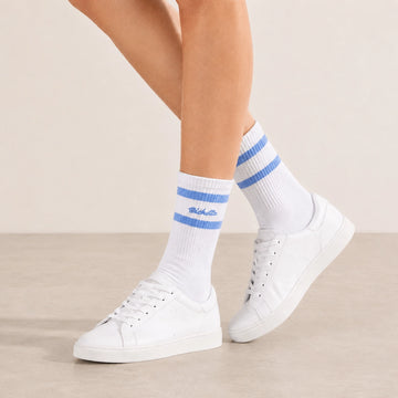 Chaussettes blanches, 2 bandes contrastées bleu ciel, broderie Bichette
Chaussettes montante esprit sport