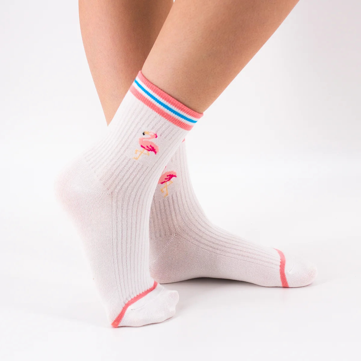 Chaussettes blanches en coton esprit sport, rayures de couleur et flamant brodé 