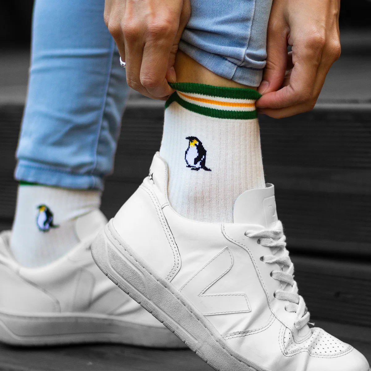 Chaussettes blanches en coton esprit sport, rayures de couleur et manchot brodé 