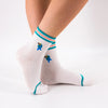 Chaussettes blanches en coton esprit sport, rayures de couleur et perroquet brodé 
