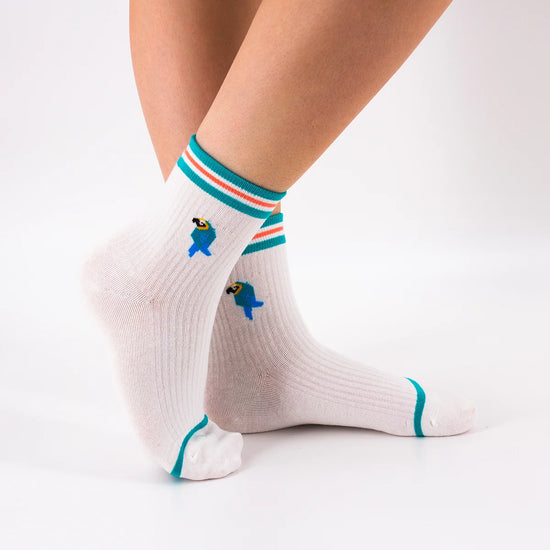 Chaussettes blanches en coton esprit sport, rayures de couleur et perroquet brodé 