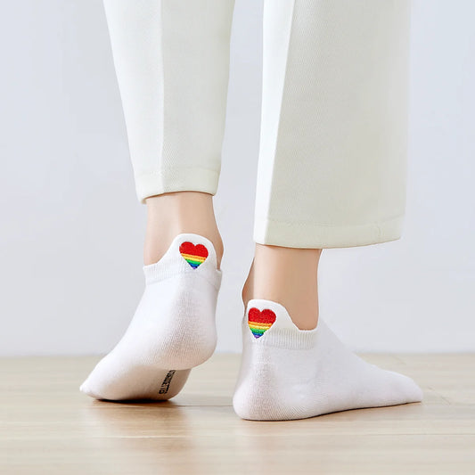 Chaussette avec languette cœur arc-en-ciel.