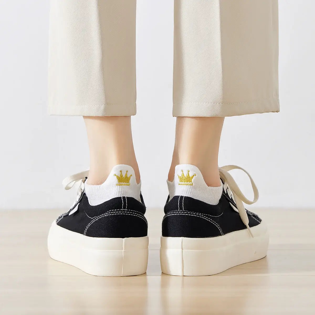 Chaussette courte avec languette et couronne dorée brodée.