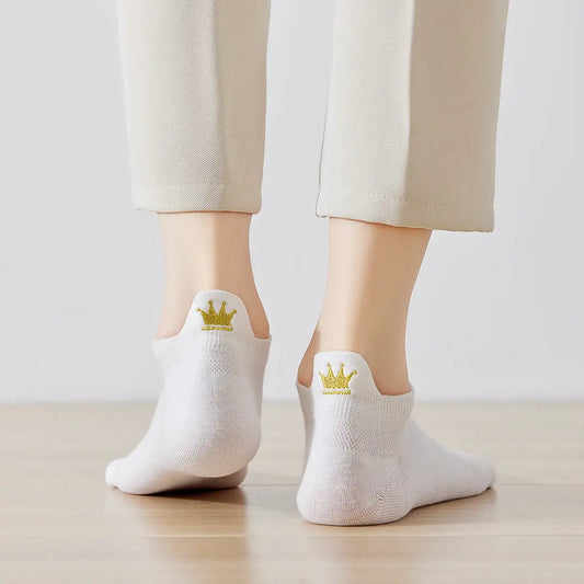 Chaussette courte avec languette et couronne dorée brodée.