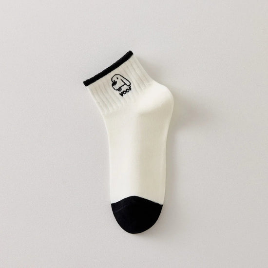 Chaussette femme noir et blanc vendue à l’unité, brodée d’un motif chien graphique. Taille 35-41. Confortable, douce et originale pour un look casual chic.