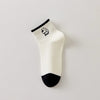 Chaussette femme noir et blanc vendue à l’unité, brodée d’un motif chien graphique. Taille 35-41. Confortable, douce et originale pour un look casual chic.