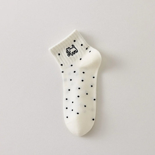 Chaussette femme noir et blanc vendue à l’unité, brodée d’un motif chien graphique. Taille 35-41. Confortable, douce et originale pour un look casual chic.