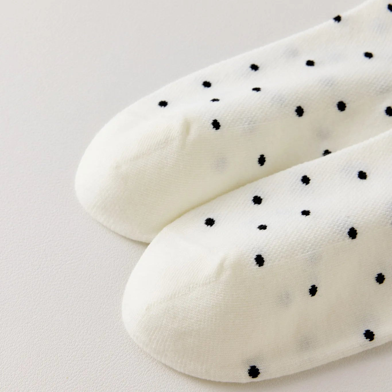 Chaussette femme noir et blanc vendue à l’unité, brodée d’un motif chien graphique. Taille 35-41. Confortable, douce et originale pour un look casual chic.