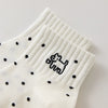 Chaussette femme noir et blanc vendue à l’unité, brodée d’un motif chien graphique. Taille 35-41. Confortable, douce et originale pour un look casual chic.