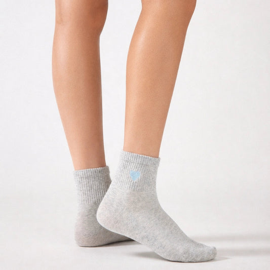 Lot de 3 chaussettes mi-hautes femme avec cœur bleu brodé. Coloris doux : gris, blanc cassé, bleu ciel. Bord côtelé. Confort et style au quotidien.
