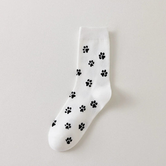 Chaussettes montantes avec motifs pattes de chat. Coloris sobres, confortables, en coton majoritaire. Idéales au quotidien avec tout type de chaussures.