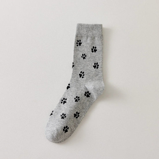 Chaussettes montantes avec motifs pattes de chat. Coloris sobres, confortables, en coton majoritaire. Idéales au quotidien avec tout type de chaussures.