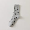 Chaussettes montantes avec motifs pattes de chat. Coloris sobres, confortables, en coton majoritaire. Idéales au quotidien avec tout type de chaussures.