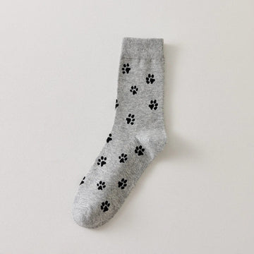 Chaussettes montantes avec motifs pattes de chat. Coloris sobres, confortables, en coton majoritaire. Idéales au quotidien avec tout type de chaussures.