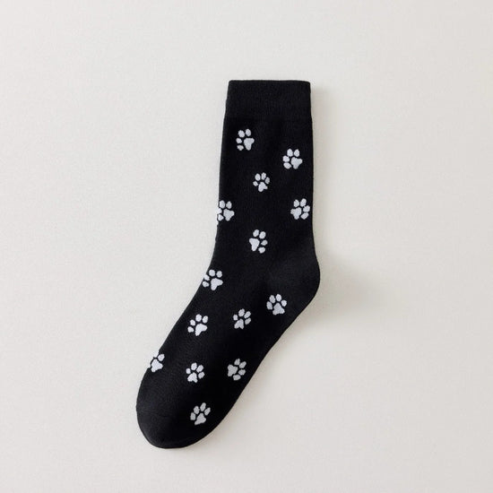 Chaussettes montantes avec motifs pattes de chat. Coloris sobres, confortables, en coton majoritaire. Idéales au quotidien avec tout type de chaussures.