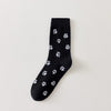 Chaussettes montantes avec motifs pattes de chat. Coloris sobres, confortables, en coton majoritaire. Idéales au quotidien avec tout type de chaussures.