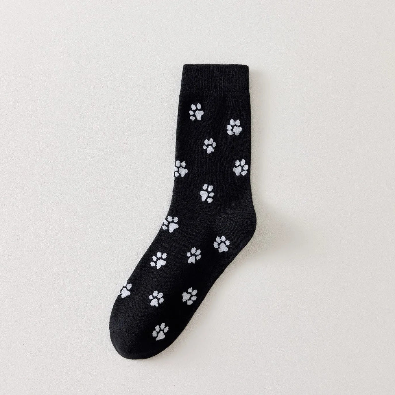 Chaussettes montantes avec motifs pattes de chat. Coloris sobres, confortables, en coton majoritaire. Idéales au quotidien avec tout type de chaussures.