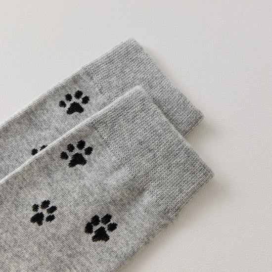 Chaussettes montantes avec motifs pattes de chat. Coloris sobres, confortables, en coton majoritaire. Idéales au quotidien avec tout type de chaussures.