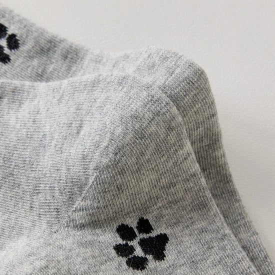 Chaussettes montantes avec motifs pattes de chat. Coloris sobres, confortables, en coton majoritaire. Idéales au quotidien avec tout type de chaussures.