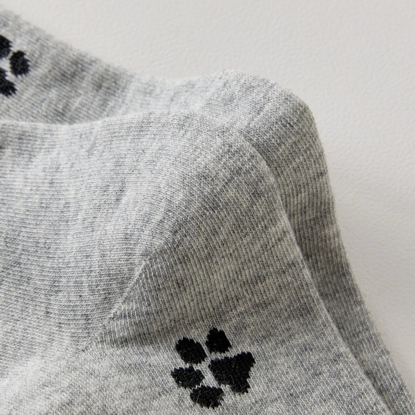 Chaussettes montantes avec motifs pattes de chat. Coloris sobres, confortables, en coton majoritaire. Idéales au quotidien avec tout type de chaussures.