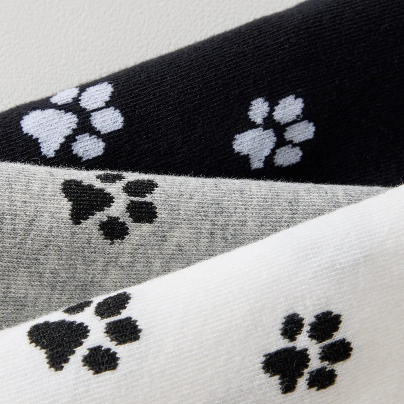 Chaussettes montantes avec motifs pattes de chat. Coloris sobres, confortables, en coton majoritaire. Idéales au quotidien avec tout type de chaussures.