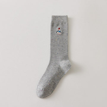Chaussette femme haute à broderie hivernale vendue à l’unité. Motifs Noël : renne, Père Noël, pingouin… Maille chaude et douce. Taille unique 35-41.